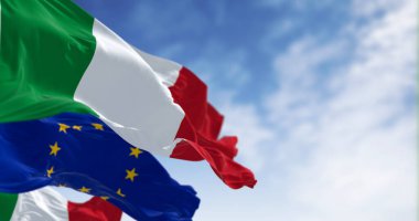 İtalya 'nın ulusal bayrakları açık bir günde Avrupa Birliği bayraklarıyla rüzgarda dalgalanıyor. 3D illüstrasyon canlandırıcı. Dalgalanan kumaş