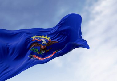 Kuzey Dakota eyaleti bayrağı açık havada rüzgarda sallanıyor. Mavi ve armalı. Kartal Kuzey Dakota parşömeninin üstünde. 3D illüstrasyon canlandırıcı. Seçici odaklanma. Dalgalanan tekstil