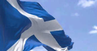 İskoçya bayrağı açık bir günde rüzgarda sallanıyor. Mavi arka planda beyaz Saint Andrew haçı. Kusursuz 3 boyutlu animasyon. Yavaş çekim döngüsü. Seçici odak