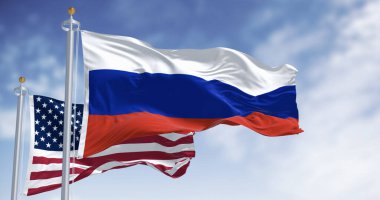 Rüzgarda dalgalanan Rus ve Amerikan bayraklarının 3 boyutlu yorumlanması, parlak bir günde diplomasiyi, kimliği ve uluslararası ilişkileri simgeliyor.