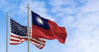 Açık bir günde Tayvan ve ABD bayrakları rüzgârda sallanıyor. 3 boyutlu görüntüleme. Seçici odaklanma. Desenli arkaplan