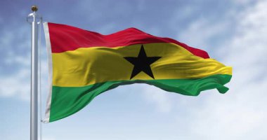 Gana 'nın ulusal bayrağı açık havada sallanıyor. Üç eşit yatay çizgi, kırmızı, sarı, siyah yıldız, yeşil, pan-Afrika renkleri. Kusursuz 3 boyutlu animasyon. Yavaş çekim döngüsü. Seçici odak