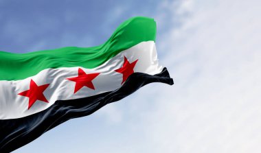Suriye ulusal bayrağının dalgalandığı yakın çekim. Yatay üç renkli yeşil, beyaz, siyah, üç yeşil beş köşeli yıldız..