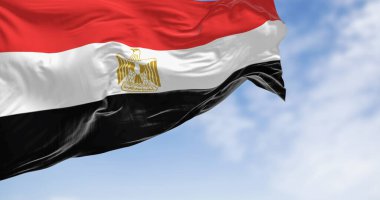 Mısır ulusal bayrağı açık bir günde dalgalanıyor. Yatay kırmızı, beyaz ve siyah şeritler. Beyaz bant merkezli Mısır kartalı amblemi. 3D illüstrasyon canlandırıcı. Yakın plan. Seçici odak