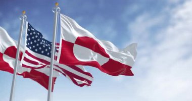 Grönland ve ABD bayrakları açık bir günde rüzgarda sallanıyor. Grönland dünyanın en büyük adasıdır. Kusursuz 3 boyutlu animasyon. Yavaş çekim döngüsü. Seçici odak