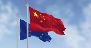 Açık bir günde Çin ve Avrupa Birliği bayrakları rüzgarda sallanıyor. Uluslararası ilişkiler. Kusursuz 3 boyutlu animasyon. Yavaş çekim döngüsü. Seçici odak