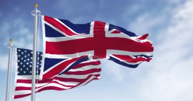 Birleşik Devletler ve Birleşik Krallık 'ın ulusal bayrakları rüzgarda dalgalanıyor. Kusursuz 3 boyutlu animasyon. Yavaş çekim döngüsü. Seçici odak