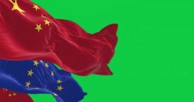 Çin ve Avrupa Birliği bayrakları yeşil zemin üzerinde izole edildi. Kusursuz 3D canlandırma animasyonu. Krom anahtar. Yavaş çekim döngüsü. Yeşil ekran. 4 bin. Seçici odak