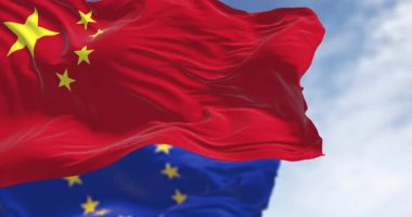 Açık bir günde Çin ve Avrupa Birliği bayrakları rüzgarda sallanıyor. Uluslararası ilişkiler. Kusursuz 3 boyutlu animasyon. Yavaş çekim döngüsü. Seçici odak