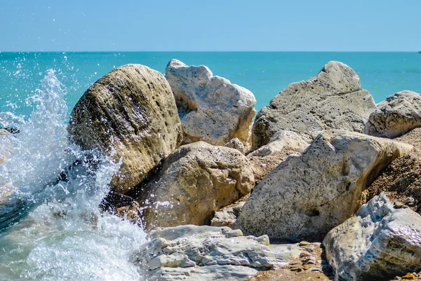 Wave on a cliff — Stock Photo, Image