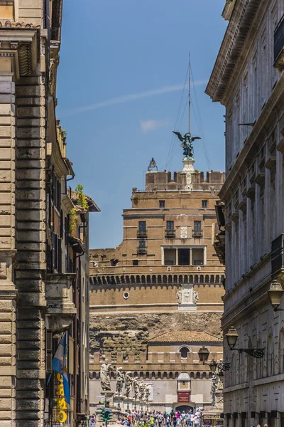 Castello del Santo Angelo attraverso edifici — Foto Stock