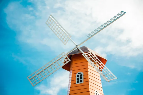 Väderkvarnar på himmel bakgrund — Stockfoto