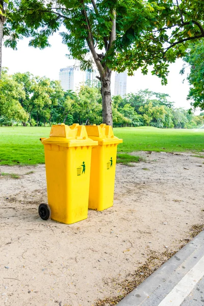 Prullenbak kan geel in park Rechtenvrije Stockfoto's