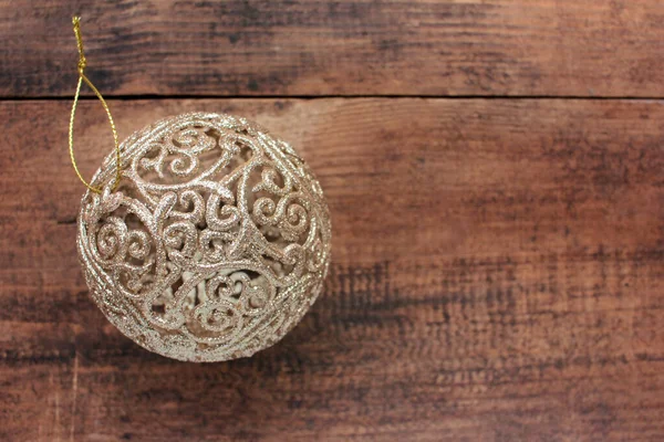 Golden Fishnet Christmas Ball Wooden Background Top View Luxury Christmas — Stock Photo, Image