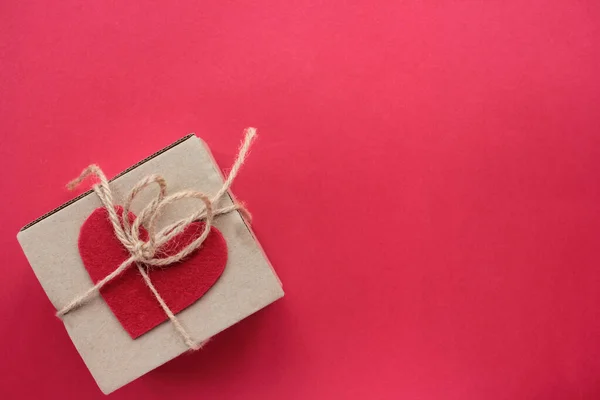 Caja Regalo Artesanal Con Atado Con Cordel Decorado Con Corazón — Foto de Stock