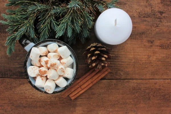 Vánoční Kompozice Horkým Kakaem Marshmallows Svíčkami Skořicovými Tyčinkami Jedlovými Větvemi — Stock fotografie