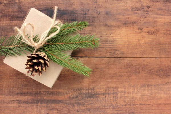 크리스마스 상자에는 전나무 가지와 원뿔로 배경이 — 스톡 사진