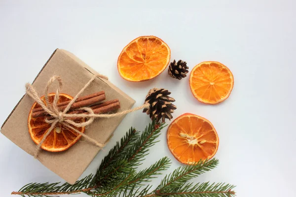 Zrób Pudełko Świąteczne Ozdobione Suszonymi Paluszkami Pomarańczowymi Cynamonowymi Zero Odpadów — Zdjęcie stockowe
