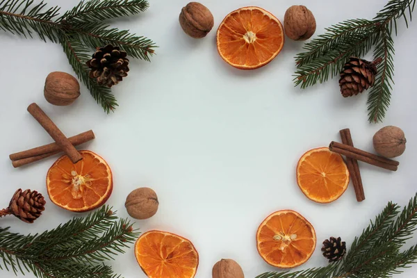크리스마스 장식이 크리스마스 플랫은 연휴에 전나무 오렌지 원추세포 계피등으로 구성되어 — 스톡 사진