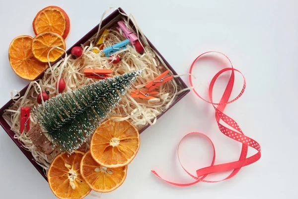 Świąteczne Pudełko Dekoracjami Świątecznymi Kulki Suszone Plasterki Pomarańczy Czerwona Wstążka — Zdjęcie stockowe