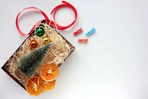 크리스마스 상자에는 크리스마스 오렌지 슬라이스 리본이 배경에 — 스톡 사진