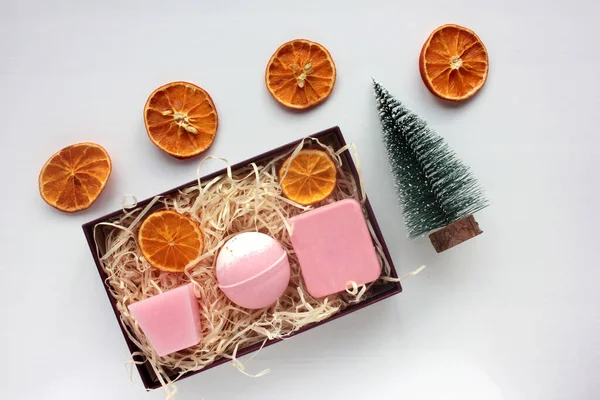 크리스마스 상자에는 크리스마스 오렌지 슬라이스 리본이 배경에 — 스톡 사진