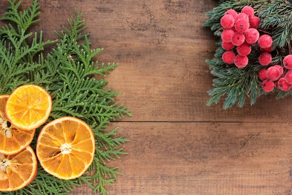 Tło Świąteczne Gałęziami Suszonymi Plastrami Pomarańczy Czerwonymi Jagodami Płaskie Leżały — Zdjęcie stockowe