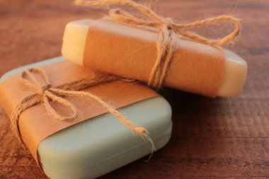 Ahşap masa üzerinde el yapımı sabun kalıpları.. 