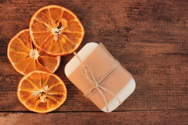 비누를 목판에 오렌지 조각을 만들었다 손으로 — 스톡 사진