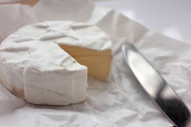 Beyaz ambalaj kağıdına peynirli krema. Üst Manzara. Beyaz peyniri kapat.