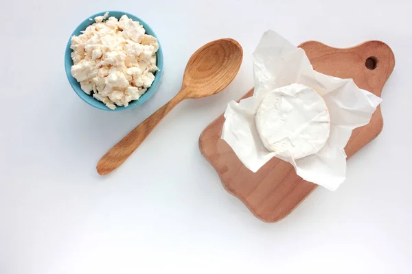 Diversi Tipi Formaggio Sul Tavolo Bianco Vista Aerea Fiocchi Latte — Foto Stock