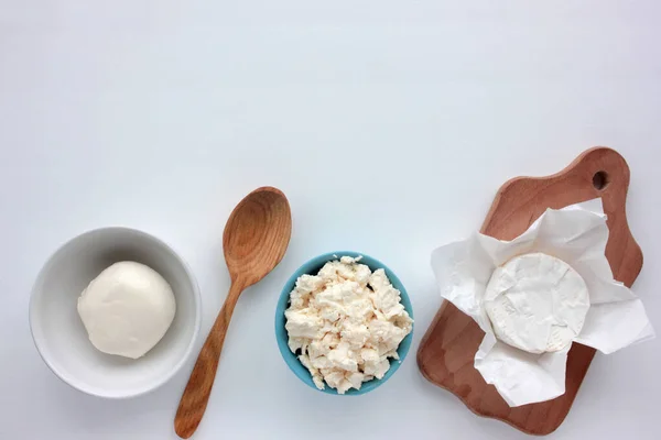 Diferentes Tipos Queso Mesa Blanca Vista Aérea Mozzarella Requesón Camembert — Foto de Stock