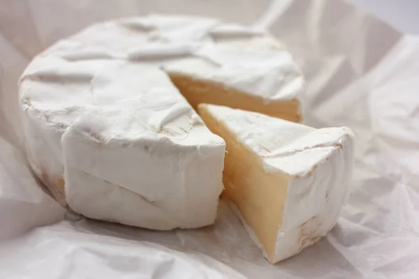 白い包装紙にチーズをキャンベルト 最上階だ 白いチーズの終わり — ストック写真
