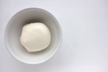 Beyaz masadaki kasede beyaz mozzarella peyniri. Genel bakış. Boşluğu kopyala