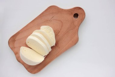 Beyaz masada dilimlenmiş mozzarella peyniri. Genel Görünüm