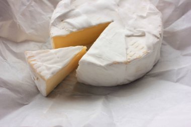 Beyaz ambalaj kağıdına peynirli krema. Üst Manzara. Beyaz peyniri kapat.