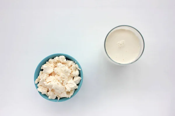 Süzme Peynir Beyaz Masada Mavi Kase Süt Yapımı Ricotta Üst — Stok fotoğraf