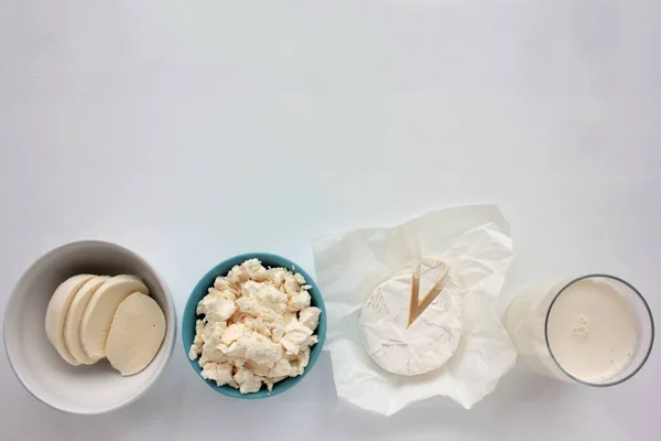 Beyaz Masada Farklı Peynir Türleri Süzme Peynir Mozarella Camembert Sütün — Stok fotoğraf