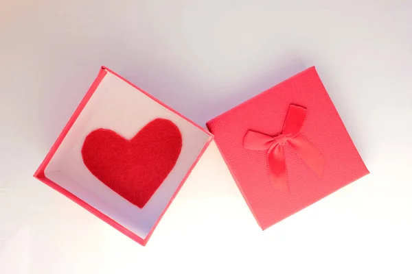 Caixa Presente Aberta Com Coração Vermelho Feltro Mesa Branca Vista — Fotografia de Stock