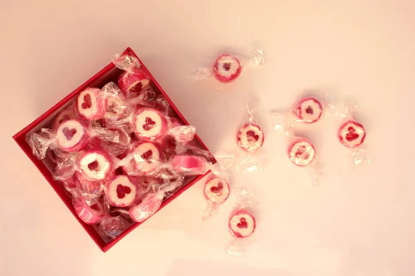 Kulaté Karamelové Bonbóny Srdcem Červené Dárkové Krabici Bílém Stole Valentýnské — Stock fotografie