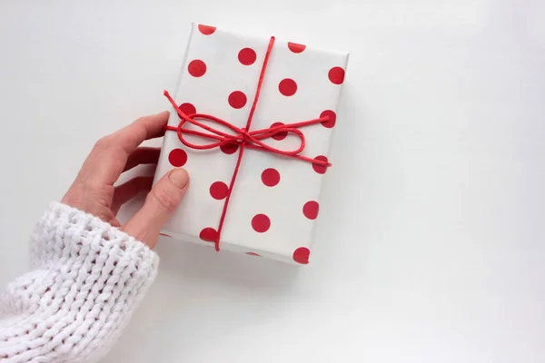 Mano Femminile Maglione Bianco Con Una Confezione Regalo Carta Regalo — Foto Stock