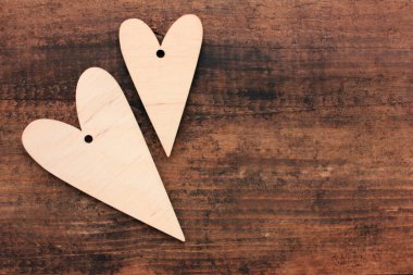 Tablo yapmak için boş tahta kalp ya da ahşap masa arka planında dekupaj. Üst Manzara. Sevgililer Günü konsepti