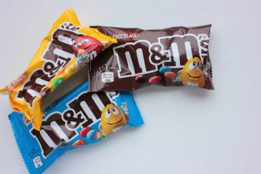 Kyiv - 12 Ocak 2021: Mars Inc. 'in beyaz arka planda yaptığı M & M' nin sütlü çikolata şekerlerinin yakın çekimi