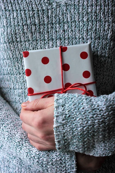 상자를 회색빛 뜨개질 스웨터를 용지를 — 스톡 사진