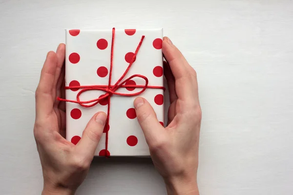 Persona Possesso Una Confezione Regalo Vista Aerea Delle Mani Femminili — Foto Stock