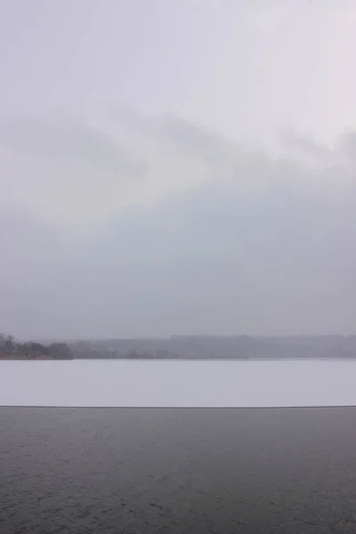 Winterlandschap Met Bevroren Rivier Bedekt Met Sneeuw Mist Rivier Monochroom — Stockfoto