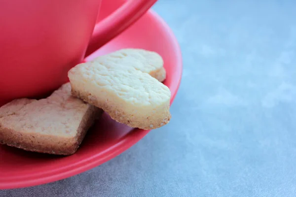 赤いカップのコーヒーとハート型のクッキー — ストック写真