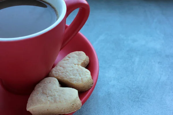 Xícara Vermelha Café Cookies Forma Coração Fundo Concreto Cinza — Fotografia de Stock