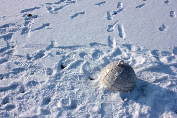 Белый Буй Замерзшей Реке Следы Людей Свежем Снегу Естественный Текстурный — стоковое фото