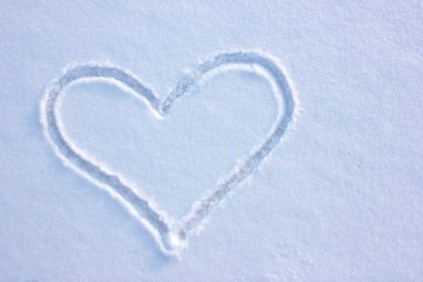 Açık havada kar üzerine kalp çizimi. Sevgililer Günü geçmişi